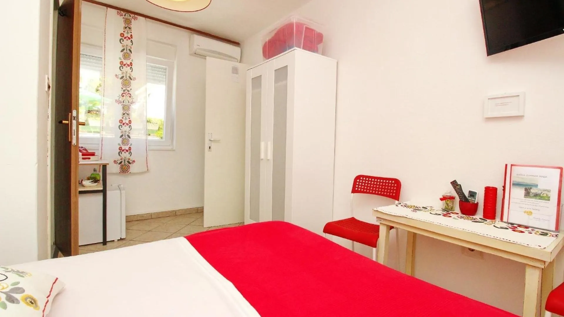 Apartment Doppelzimmer Max 2 Personen, 12 M , 1 Schlafzimmer Mit Doppelbett, Klimatisiert Mit Kuehlschrank Und Free Wi-Fi Baska