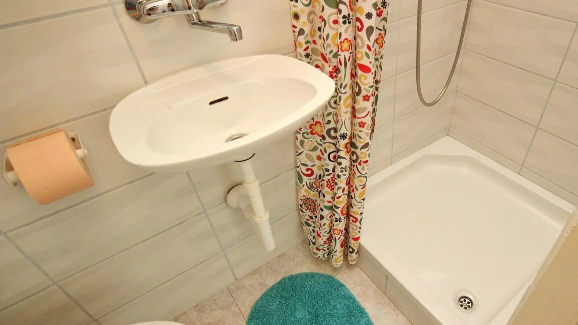 Apartment Doppelzimmer Max 2 Personen, 12 M , 1 Schlafzimmer Mit Doppelbett, Klimatisiert Mit Kuehlschrank Und Free Wi-Fi Baska